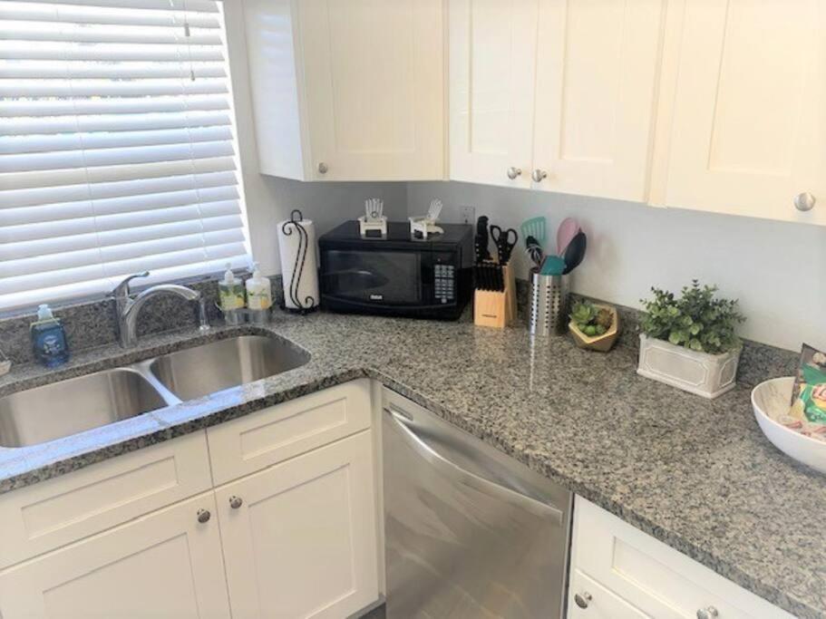 Beautiful Bright & Sparkling 2Bed 1Bath Beach Retreat - Unit 212 Cocoa Beach Buitenkant foto